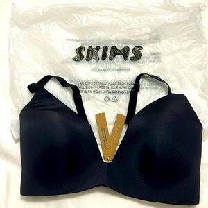 NWT Skims wireless lightly lined tshirt bra. Size 36DD. Black. Onyx. Brand new !